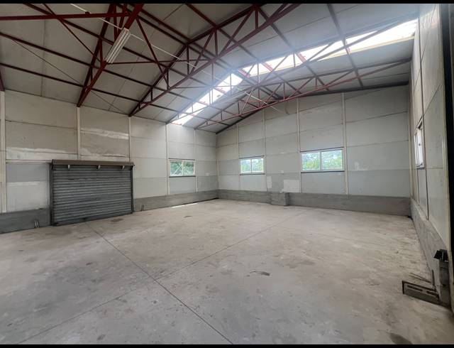 152M² WAREHOUSE TO LET IN MOSTYN PARK
